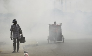 Un homme marche dans les rue de Port Harcourt au Nigéria.