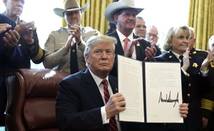 Donald Trump a utilisé pour la première fois de son droit de veto, le 15 mars 2019, pour empêcher le Congrès de bloquer le financement du mur frontalier.