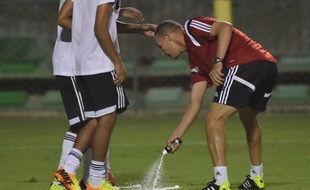 Le spray pour tenir le mur à distance, ici utilisé par un arbitre lors d'un stage de préparation le 6 juin 2014, sera l'une des nouveautés de la saison 2014-2015 en Ligue 1.