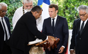 Emmanuel Macron lors de la signature des contrats pour l'Outre-mer
