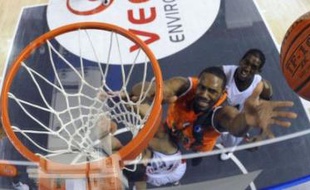 La 4e journée de Pro A de basket a été marquée par la première victoire de la saison de Villeurbanne face au leader invaincu Nancy (80-73), la deuxième défaite à domicile du Mans contre Chalon-sur-Saône (65-71) et le troisième succès d'affilée pour Gravelines, à Orléans (62-59).