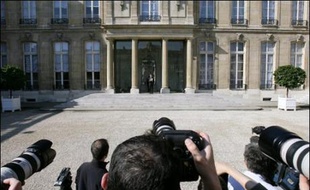 Huit hommes, dont un socialiste et un centriste, sept femmes: le premier gouvernement de François Fillon a été annoncé vendredi, avec une forte ossature UMP tout en respectant l'engagement de Nicolas Sarkozy de parité et d'ouverture.