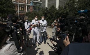 Le professeur Caroline Ovaert (à gauche), le docteur Fabrice Michel (au centre), et le professeur Heéé Chambost lors d'une conférene de presse, le 15 mai 2020, à l'hôpital La Timone de Marseille après le décès d'un enfant de 9 ans de la pseudo-maladie de Kawasaki.