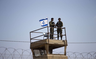 Des soldats israéliens en poste sur la frontière gazaouie, le 15 mai 2018.