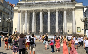 Une spectaculaire chute d'eau a été installée sur la façade du théâtre Graslin à l'occasion du Voyage à Nantes 2020.