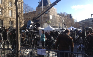 Une journaliste japonaise assure un direct place de la République à Paris le 11 janvier 2015 pour la marché républicaine