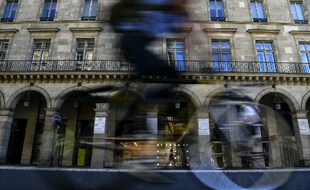 Un cycliste passe dans la rue de Rivoli, le 30 juillet 2020.