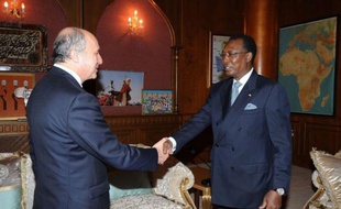 Le ministre français des Affaires étrangères, Laurent Fabius, a effectué samedi une visite au Tchad, dernière étape de sa tournée africaine, où il a abordé avec le président tchadien Idriss Déby Itno la situation malienne.