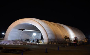 L'avion Solar Impulse 2 dans un hangar de Nagoya, le 23 juin 2015