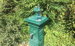 Pour réduire ses déchets plastiques, le Kiosque du Carrousel de la Tour Eiffel a décidé de mettre en vente des gourdes rechargeables d'eau revitalisée.