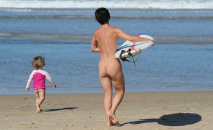 Une naturiste et sa fille au centre naturiste de Montalivet (Aquitaine);