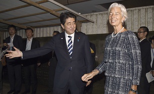Le Premier ministre japonais Shinzo Abe accueille Christine Lagarde devant un restaurant de sushis, avant le «Davos des femmes», le 11 septembre 2014.