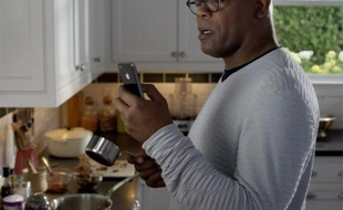 L'acteur Samuel L. Jackson vante les mérites de Siri, l'assistant vocal d'Apple, dans un spot publicitaire aux Etats-Unis.