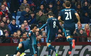 Les joueurs de Chelsea célèbrent un but lors d'un match de Premier League à Aston Villa, le 7 février 2015.