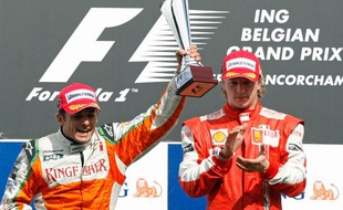 Le pilote de Force India Giancarlo Fisichella (2e) et Kimi Raikkonen (Ferrari) sur le podium après le Grand Prix de Belgique à Spa Francorchamps, le 30 août 2009.