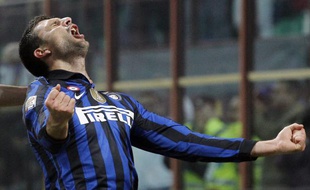 Thiago Motta célèbre son but contre Cagliari avec l'Inter Milan, le 19 novembre 2011 à San Siro.
