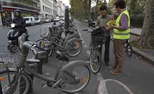 Paris le 09 octobre 2013. Action de sensibilisation de la prevention routiere sur les velos et les equipements recommandes pour les cyclistes en agglomeration.