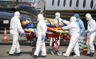 Des patients transférés de la région Provence Alpes Côte d'Azur à la région toulousaine, le 16 mars 2021.