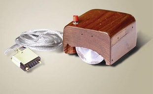 La premier souris d'ordinateur, inventée par Douglas Engelbart au Stanford Research Institute (SRI) en 1967.
