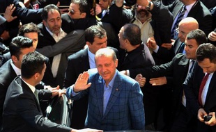 Le Premier ministre turc Recep Tayyip Erdogan après avoir voté aux élections municipales, à Istanbul le 30 mars 2014