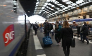 Des voyageurs gare de Lyon le 1er juin 2016 à Paris