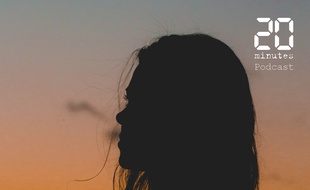 Une silhouette féminine devant le ciel au couchant