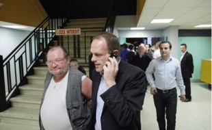 Steeve Briois (au centre), le 28 juin 2008, soir à la salle des fêtes de Hénin-Beaumont.