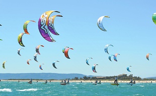 Discipline spectaculaire, le kitesurf nécessite des précautions élémentaires