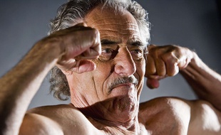 Un senior qui montre ses biceps. Illustration.