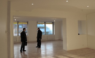 Un agent immobilier fait visiter un appartement. (Illustration)