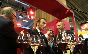 Le président de la République Emmanuel Macron en train de boire du vin, à l'occasion de l'inauguration du 55e Salon de l'agriculture, en février 2018.
