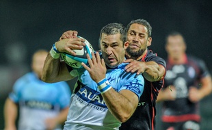 Le Toulousain Luke McAlister essaye d'arrêter le Bayonnais Scott Spedding, le 26 septembre 2014 à Bayonne, en Top 14.