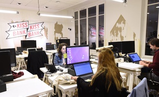 Des employés de l'entreprise KissKissBankBank à Paris en novembre 2016.