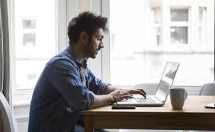 Etudiant devant son ordinateur