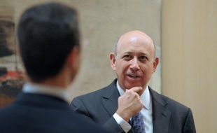 Les principaux dirigeants de la banque d'affaires américaine Goldman Sachs vont se partager des bonus en actions représentant une centaine de millions de dollars pour l'année 2012, dont plus de 13 millions pour le PDG, selon des avis boursiers publiés vendredi.