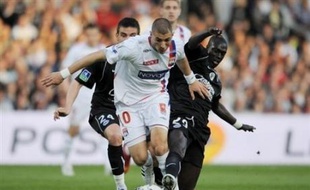 Lyon a conservé son avance sur Bordeaux (4 pts) tandis que Marseille détrônait Nancy du podium, à trois journées du terme de la Ligue 1 à laquelle s'accroche le Paris SG, toujours relégable mais vainqueur et bénéficiaire des revers de ses concurrents Toulouse, Lens et Strasbourg.
