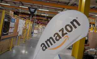 Illustration. Dans un entrepôt Amazon.