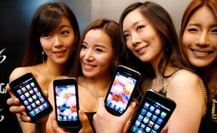Le Samsung Galaxy S, un rival de l'iPhone 4, sous Android, lors de son lancement en Asie, le 8 juin 2010