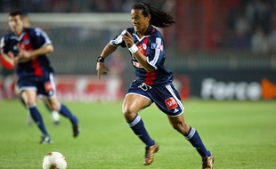 L'attaquant brésilien du Paris-Saint-Germain Ronaldinho contrôle le ballon le 27 avril 2003 au stade du Parc des Princes à Paris, lors de la seconde demi-finale de la Coupe de France de football opposant le PSG aux Girondins de Bordeaux.