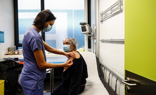 Face aux variants, la stratégie vaccinale française pourrait se montrer plus offensive