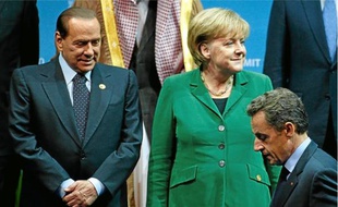 Poussé par Angela Merkel et Nicolas Sarkozy, Slivio Berlusconi s'est résolu à de nouvelles mesures de rigueur.