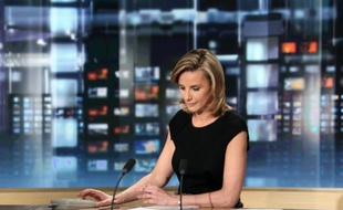 Laurence Ferrari, dans les studios de TF1, à Boulogne-Billancourt, prête pour le 20H du 23 mars 2010