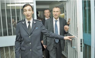 Jean-Marie Bockel et la directrice de la maison d'arrêt, Bénédicte Brunelle, hier.
