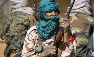 Quatre personnes ont été blessées dimanche lors de bombardements français sur une base du Mouvement arabe de l'Azawad (MAA) qui venait d'affronter les rebelles touareg au nord-est du Mali, près de l'Algérie
