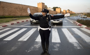 Une policière dans les rues de Rabat, Maroc.