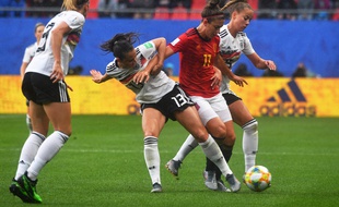 La milieu espagnole Alexia Putellas tente de garder la balle face à trois joueuses allemandes, mercredi 12 juin.