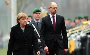 Le Premier ministre ukrainien Arseni Iatseniouk à Berlin en compagnie d'Angela Merkel, le jeudi 8 janvier 2015