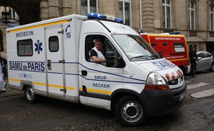 Une ambulance quitte un bâtiment réquisitionné pour soigner les 11 victimes de la foudre près du parc Monceau à Paris le 28 mai 2016.