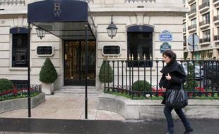 Une femme passe devant la bijouterie Harry Winston à Paris le 5 décembre 2008, au lendemain du deuxième braquage subie par le célèbre joaillier