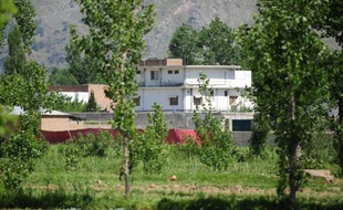 Un médecin pakistanais accusé dans son pays d'avoir aidé la CIA à débusquer Oussama Ben Laden, tué il y a plus d'un an par un commando américain dans le nord du Pakistan, a été condamné mercredi à 33 ans de prison par un tribunal tribal, a indiqué l'administration.